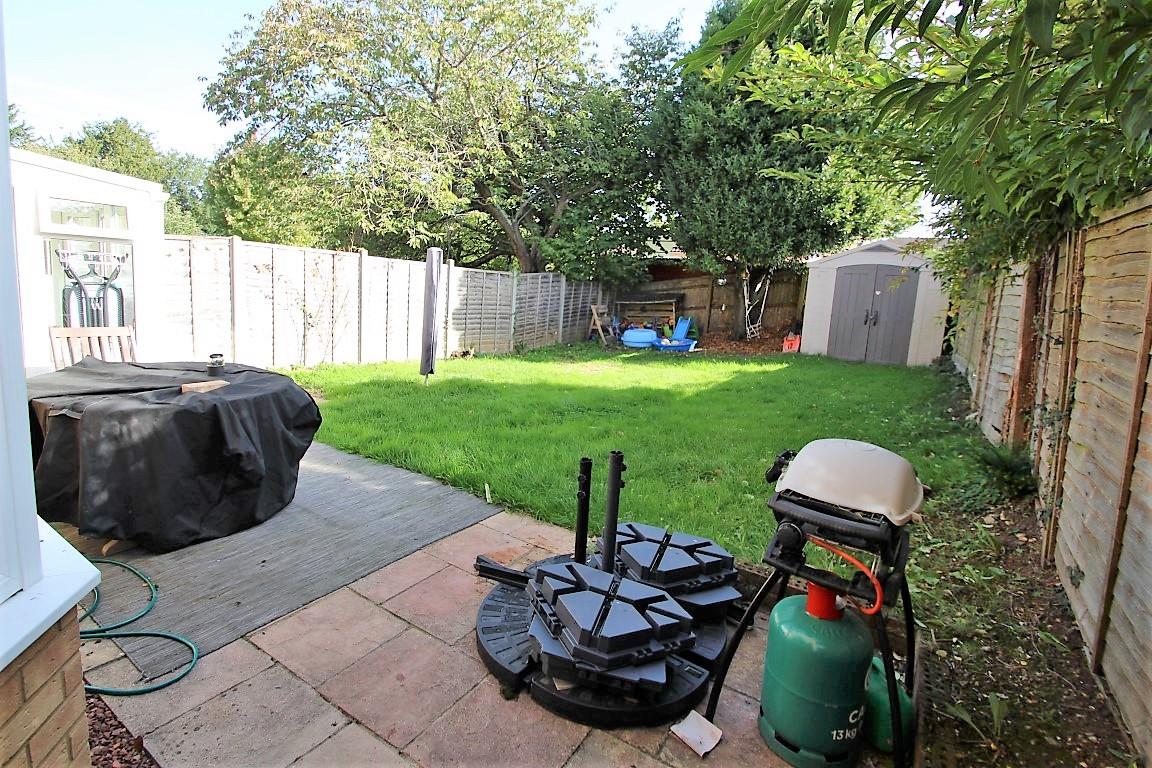 3 bed property in Trenthams Close, Reading